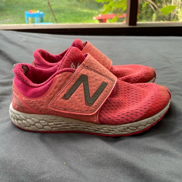 New Balance size 1 running shoes in hot pink - Picture 2 of 4